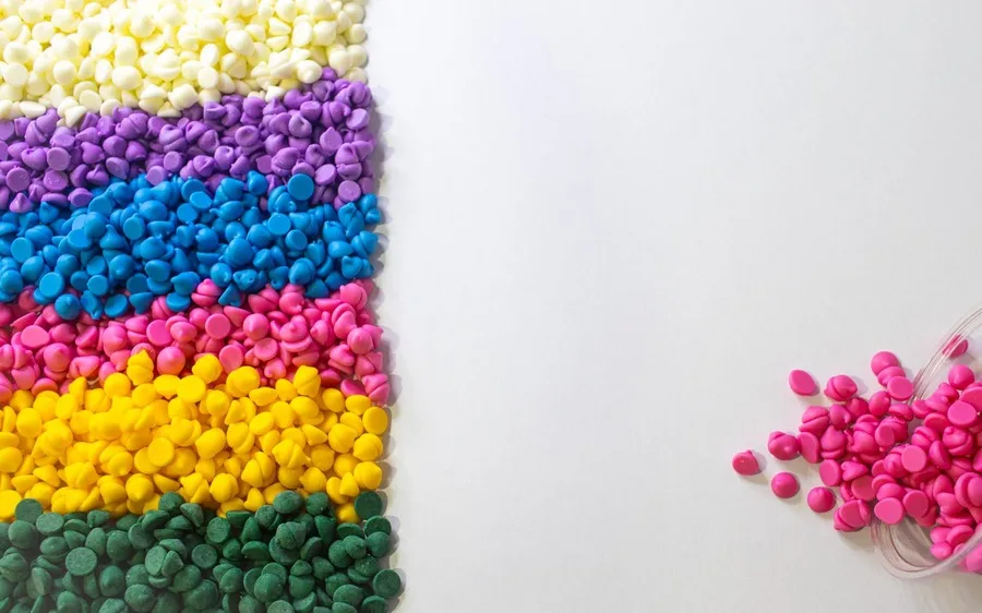 Coloured plastic pellets for colour matching