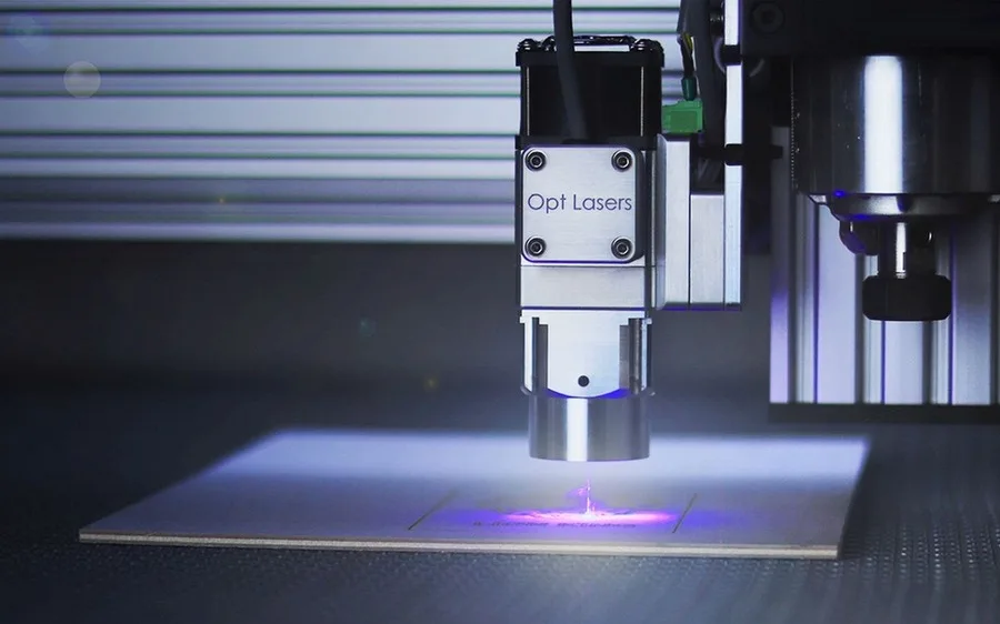 Laser marking head for plastic parts